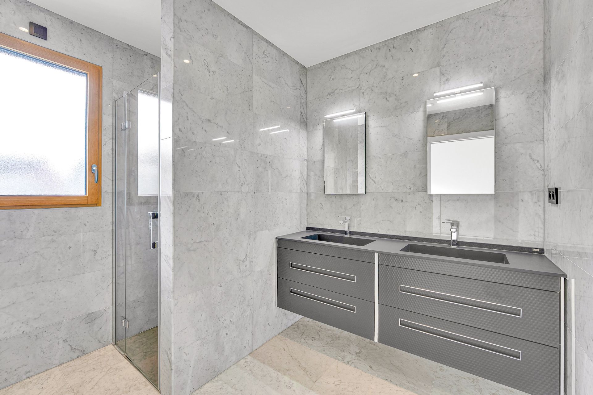 apartment 7 Rooms for sale on DIVONNE LES BAINS (01220)