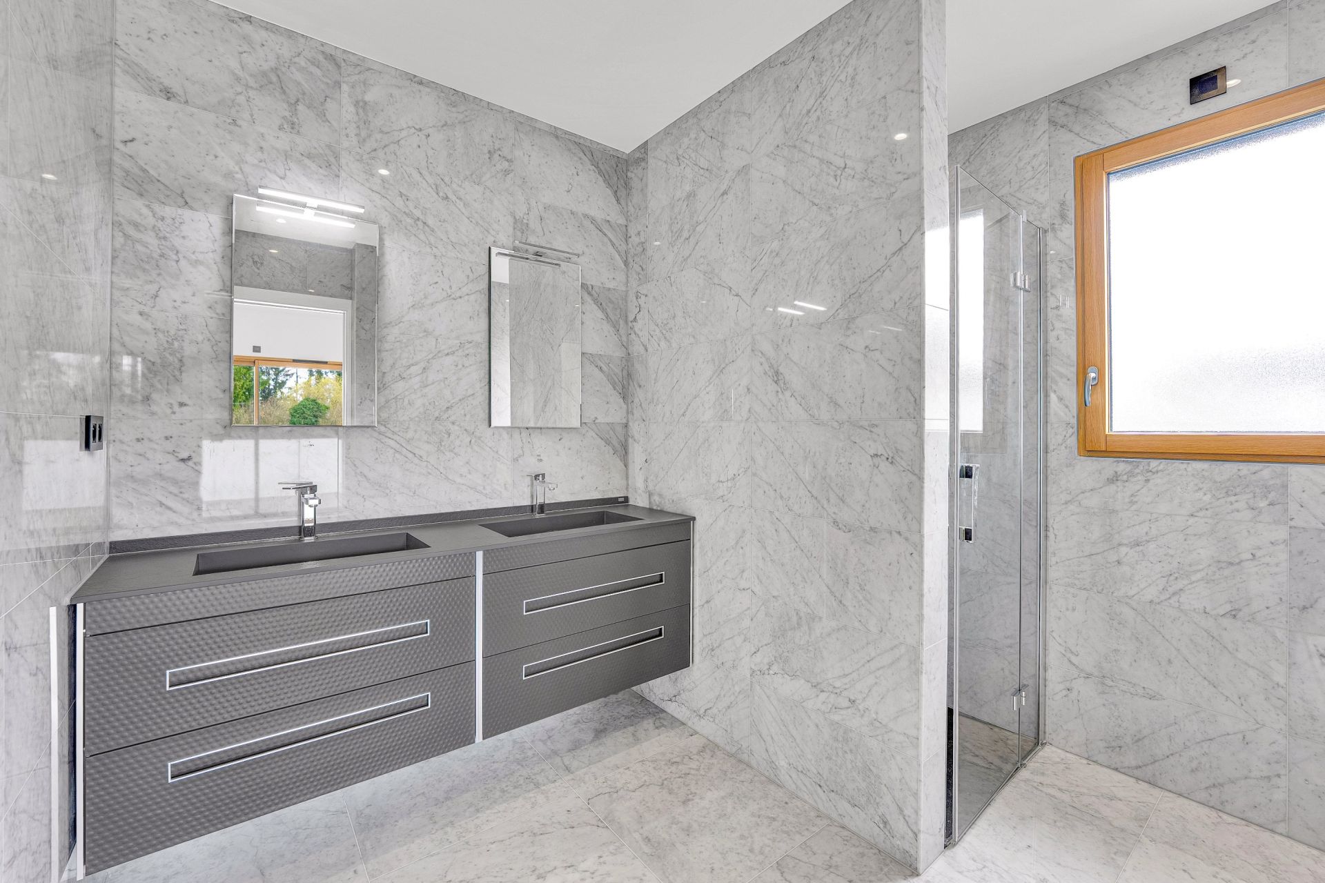 apartment 7 Rooms for sale on DIVONNE LES BAINS (01220)