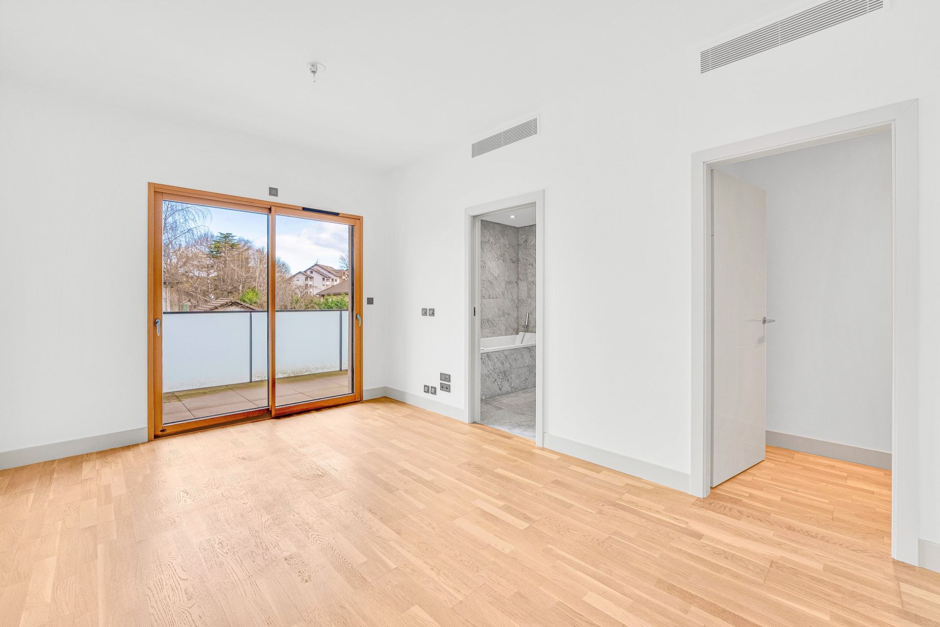 apartment 7 Rooms for sale on DIVONNE LES BAINS (01220)