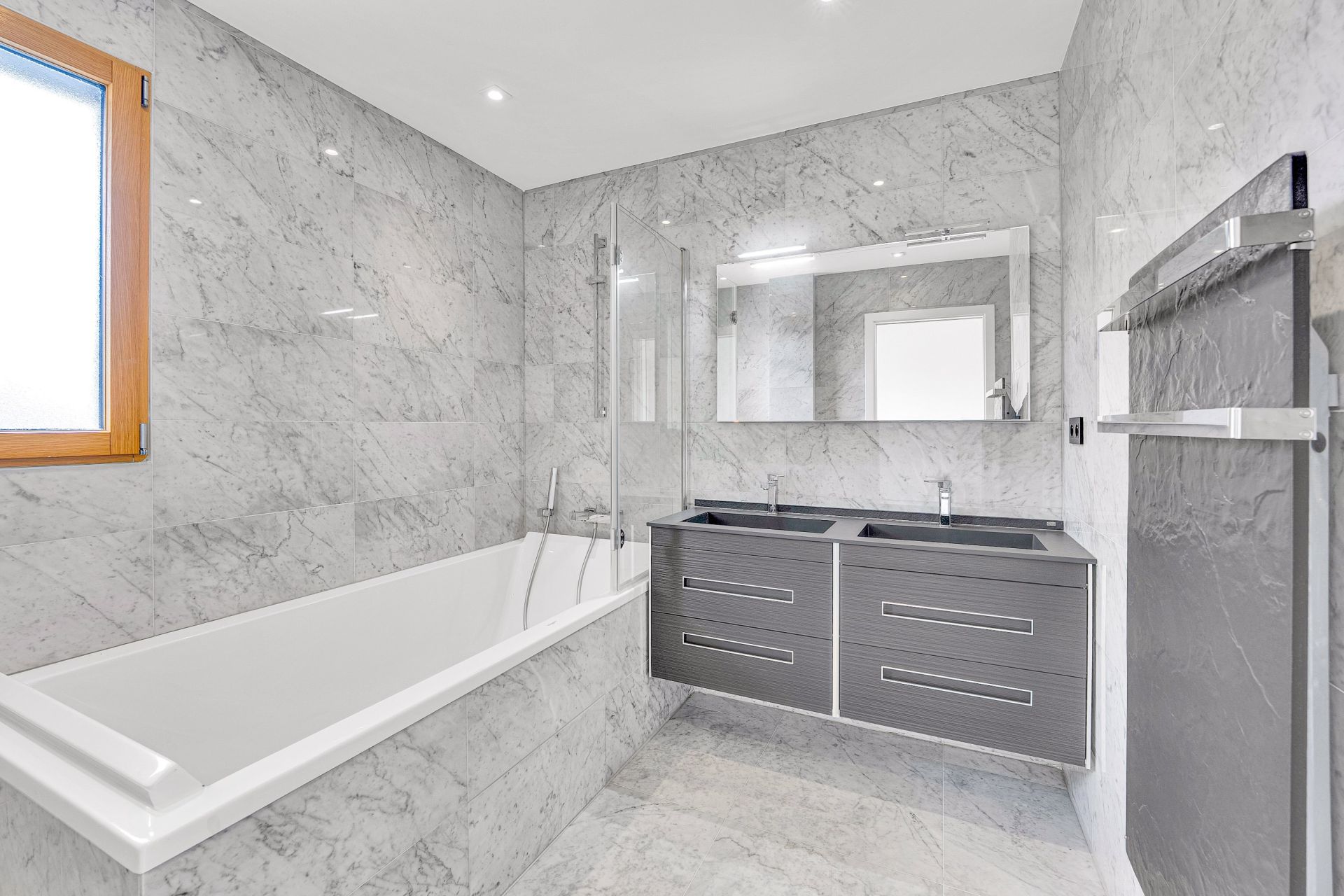 apartment 7 Rooms for sale on DIVONNE LES BAINS (01220)