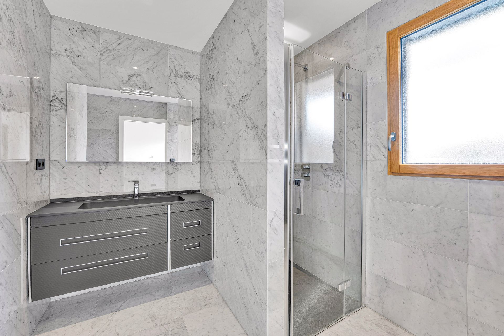 apartment 7 Rooms for sale on DIVONNE LES BAINS (01220)