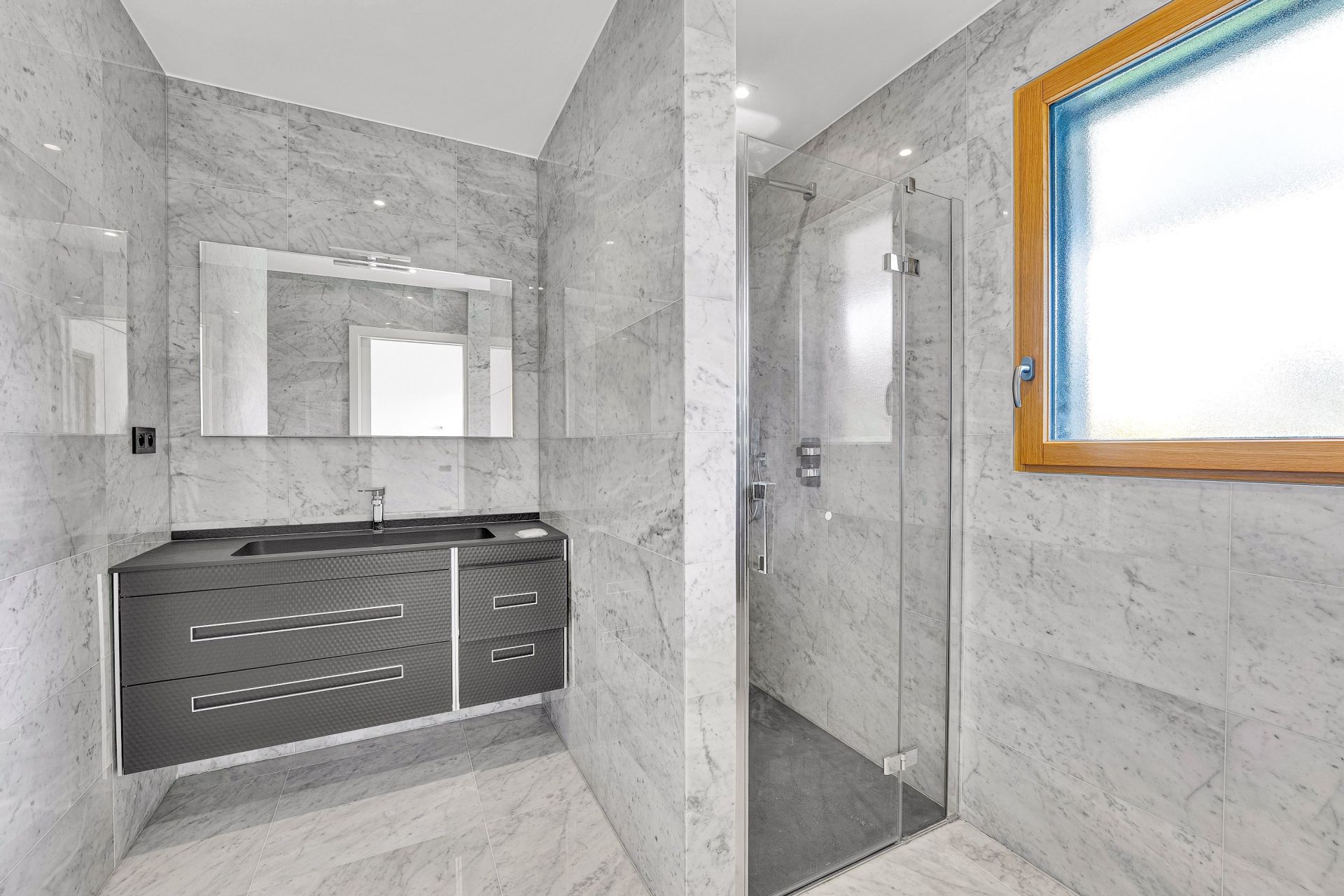 apartment 7 Rooms for sale on DIVONNE LES BAINS (01220)