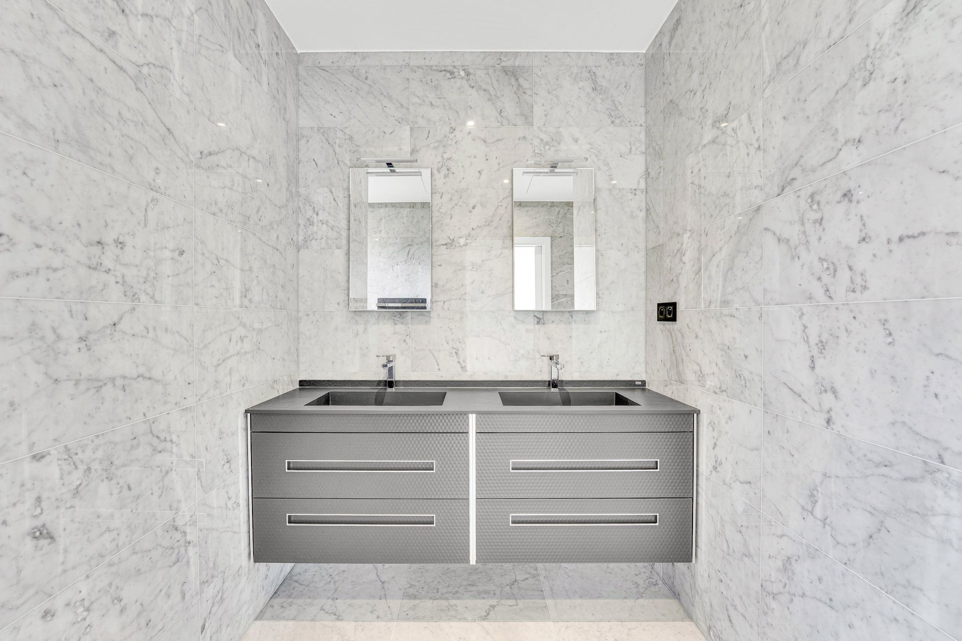 apartment 7 Rooms for sale on DIVONNE LES BAINS (01220)