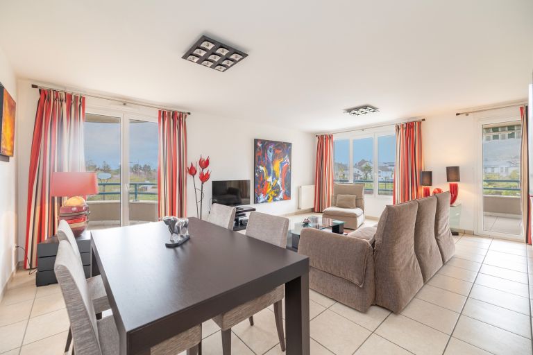 apartment 4 Rooms for sale on DIVONNE LES BAINS (01220)