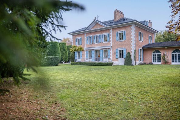 Sale Villa Ferney-Voltaire 10 Rooms 672 m²
