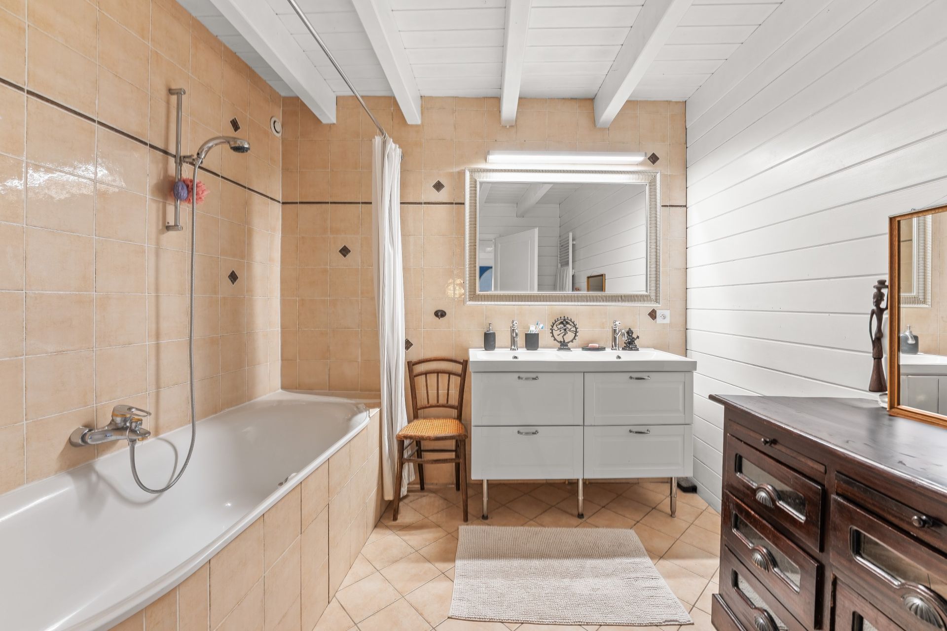 traditional house 7 Rooms for sale on GRILLY (01220)