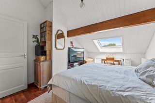 traditional house 7 Rooms for sale on GRILLY (01220)