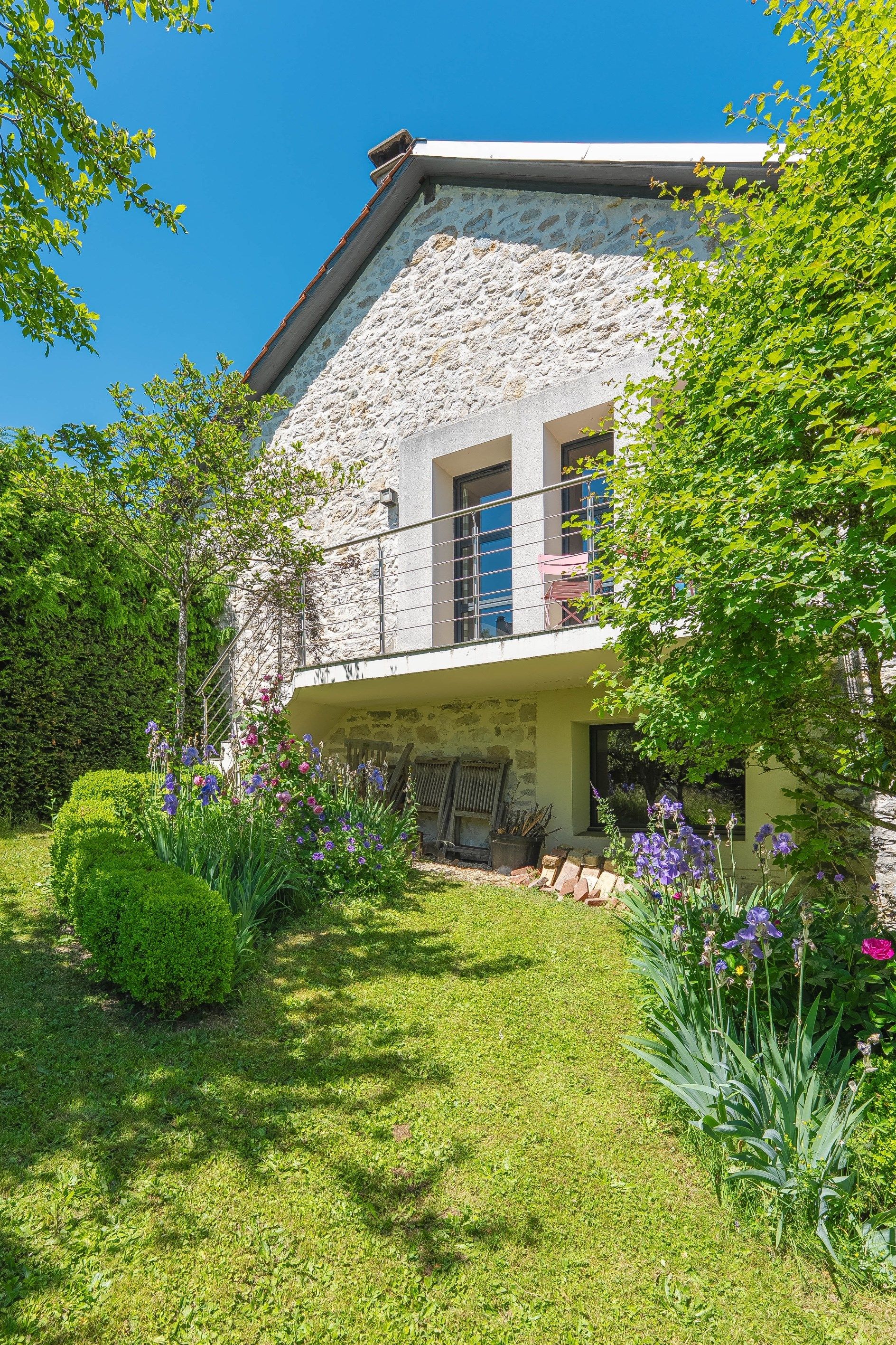 house 8 Rooms for sale on DIVONNE LES BAINS (01220)