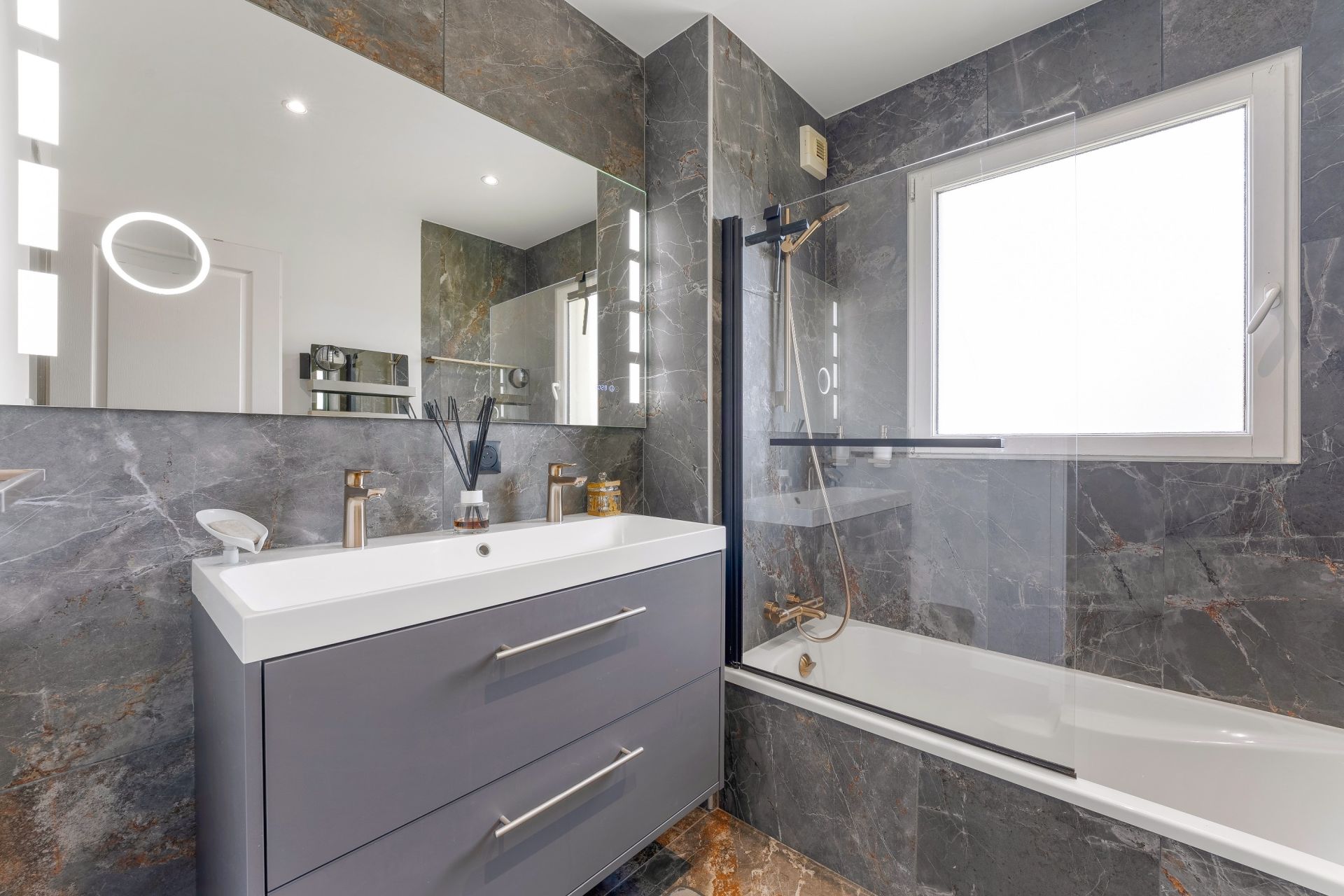 apartment 4 Rooms for sale on DIVONNE LES BAINS (01220)