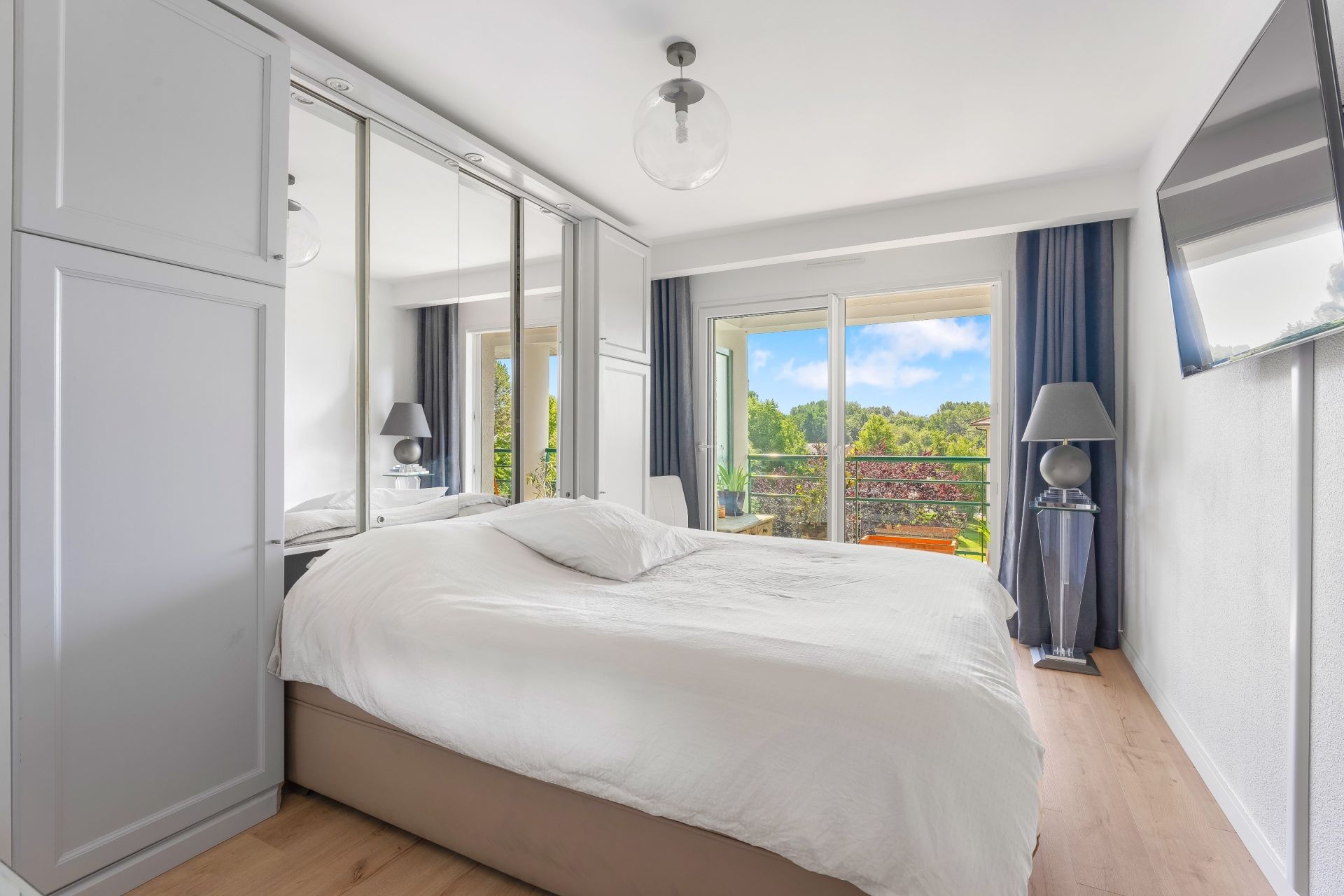 apartment 4 Rooms for sale on DIVONNE LES BAINS (01220)