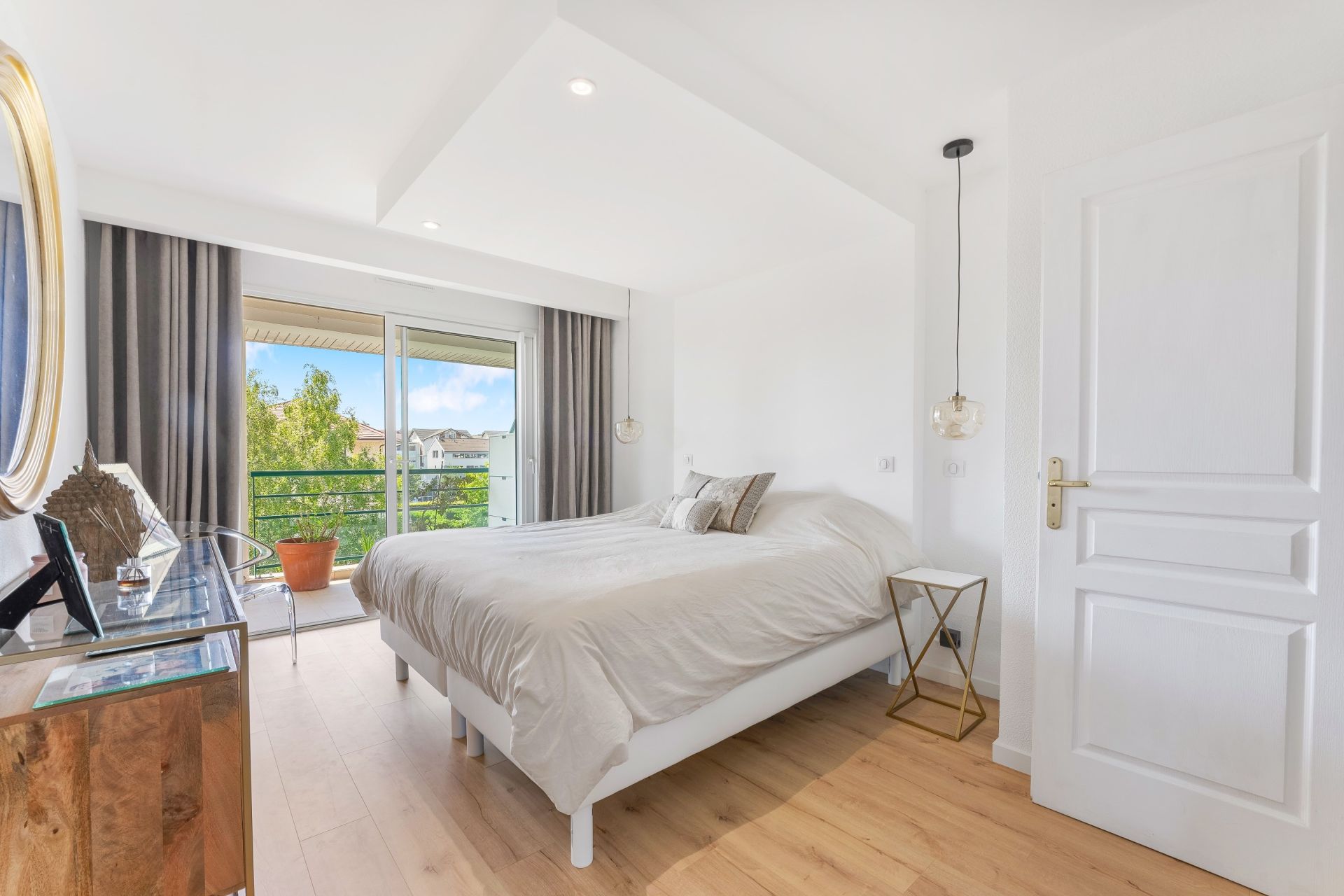 apartment 4 Rooms for sale on DIVONNE LES BAINS (01220)