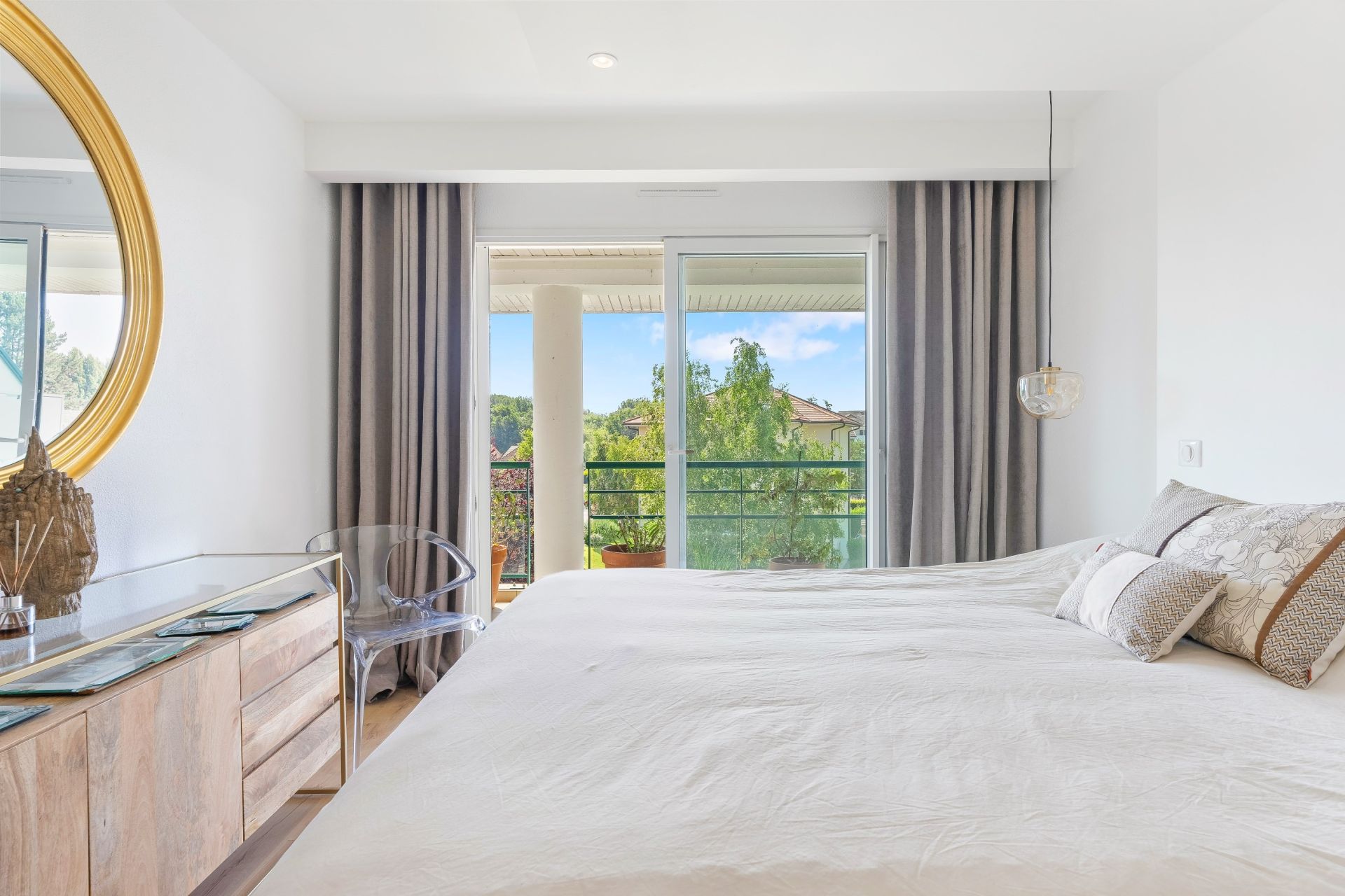 apartment 4 Rooms for sale on DIVONNE LES BAINS (01220)