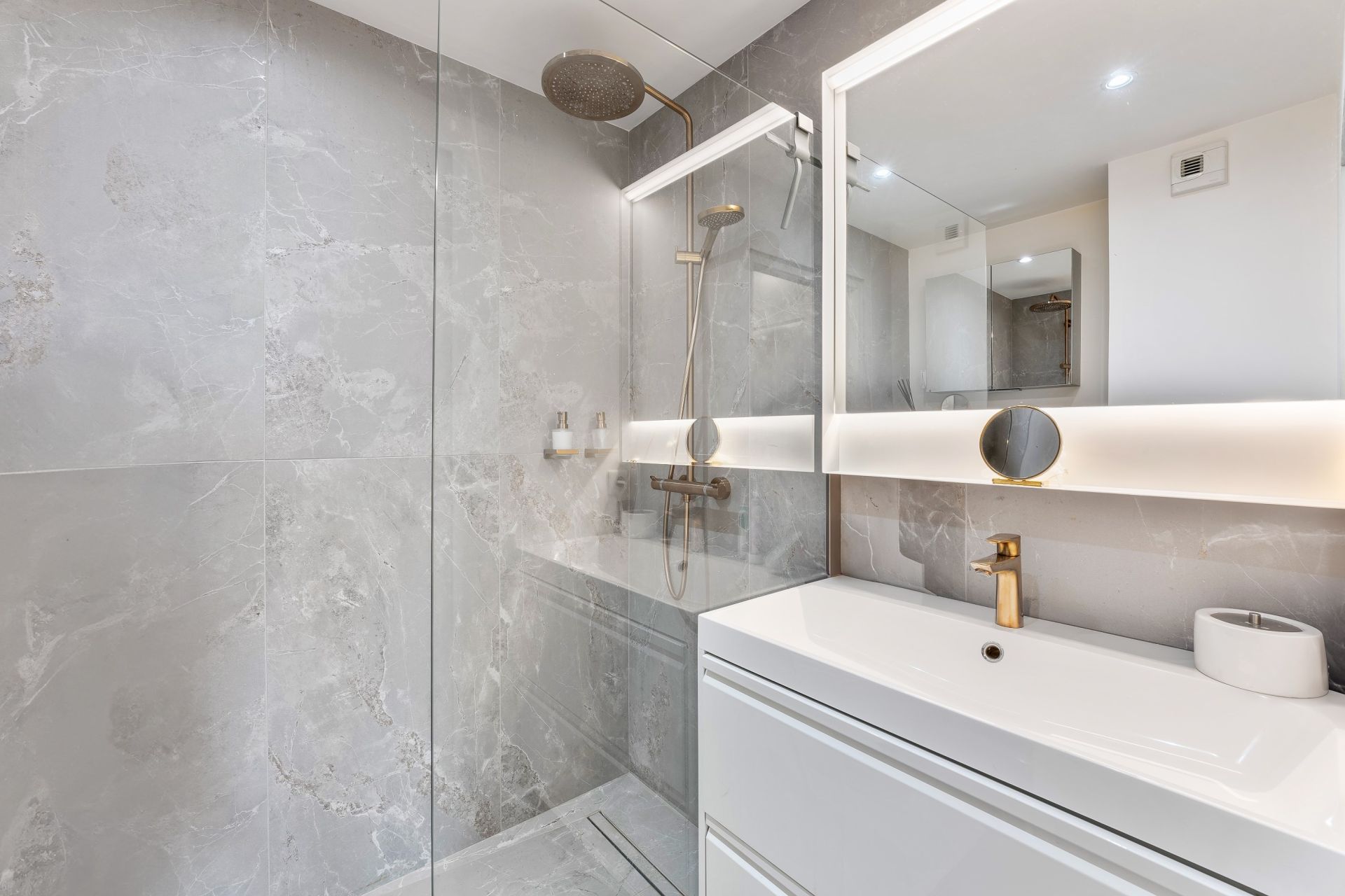 apartment 4 Rooms for sale on DIVONNE LES BAINS (01220)