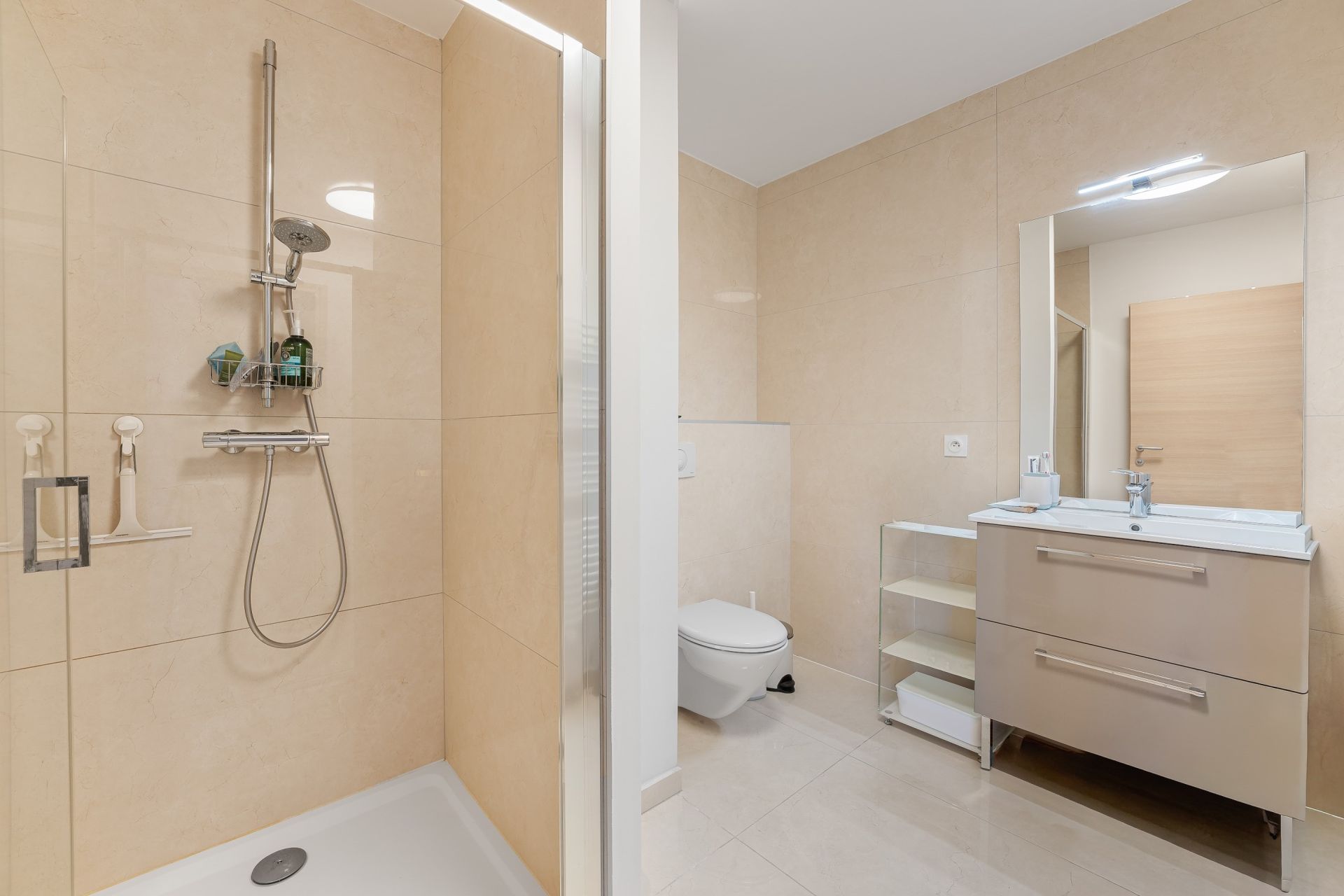 apartment 8 Rooms for sale on DIVONNE LES BAINS (01220)