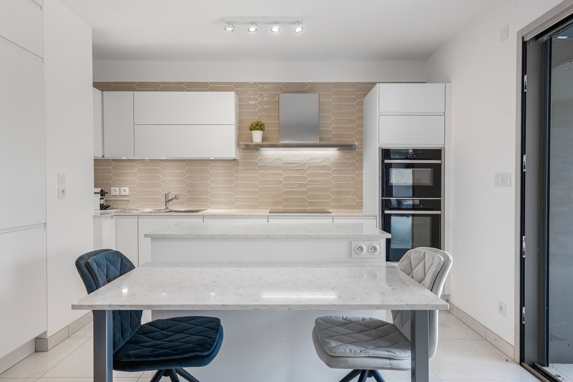 apartment 8 Rooms for sale on DIVONNE LES BAINS (01220)