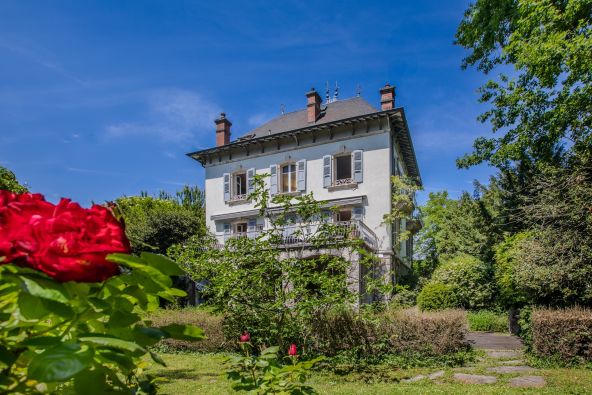 Sale House Saint-Julien-en-Genevois 10&nbsp;Rooms 207&nbsp;m²