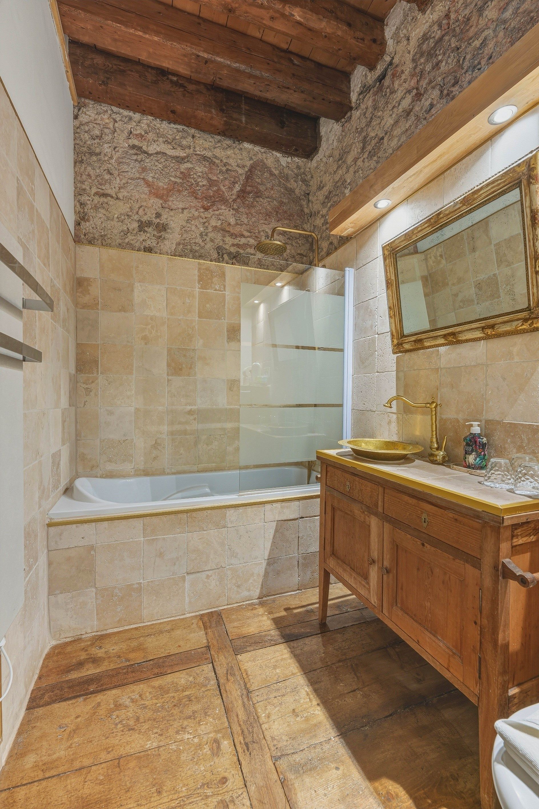 château 12 Pièces en vente sur MONTANGES (01200)