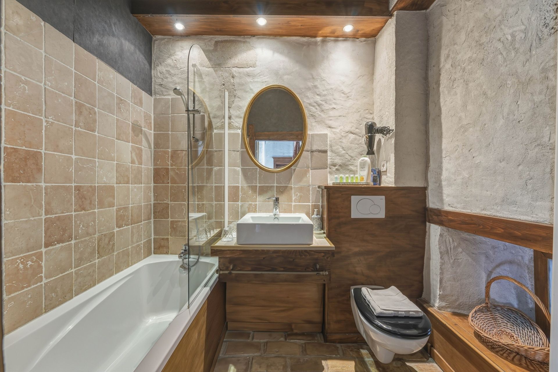 castle 12 Rooms for sale on MONTANGES (01200)