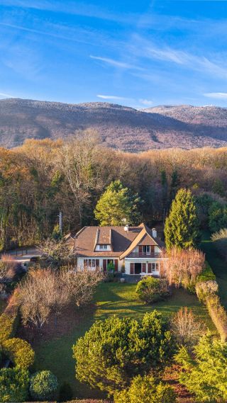 house 8 Rooms for sale on DIVONNE LES BAINS (01220)