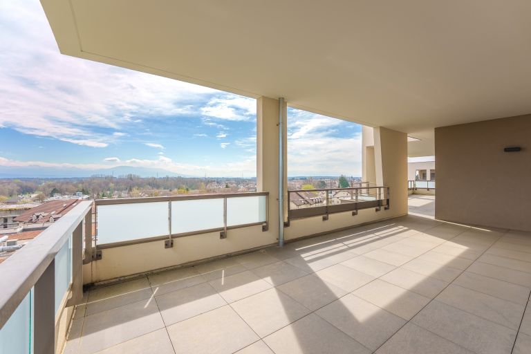 apartment 9 Rooms for sale on DIVONNE LES BAINS (01220)