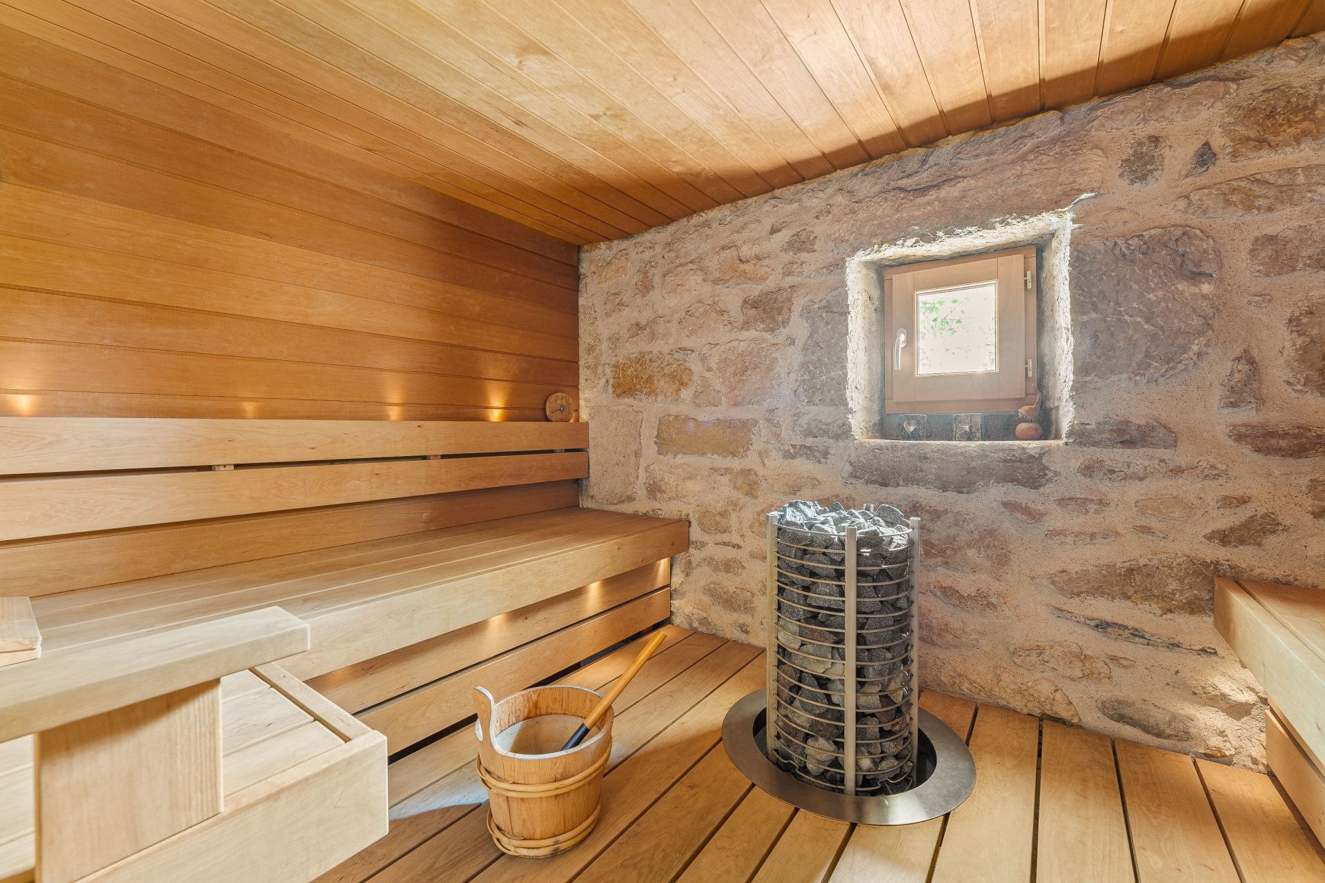 house 10 Rooms for sale on CHEVRY (01170)