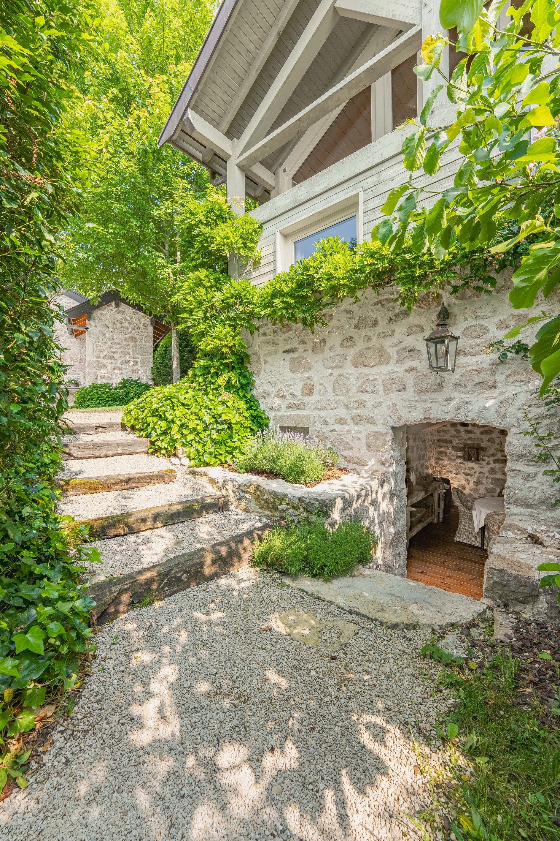 maison 10 Pièces en vente sur CHEVRY (01170)