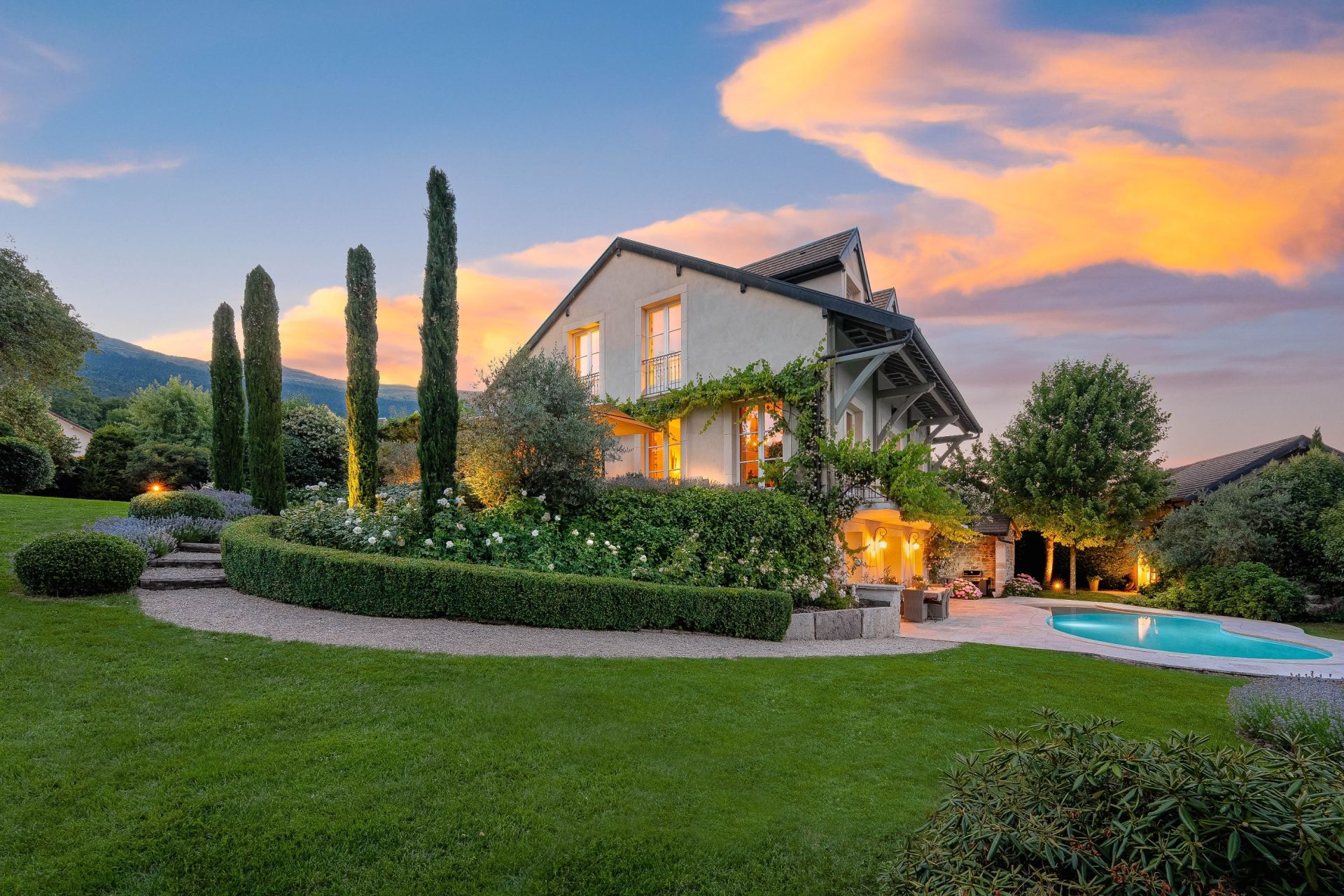 house 10 Rooms for sale on CHEVRY (01170)