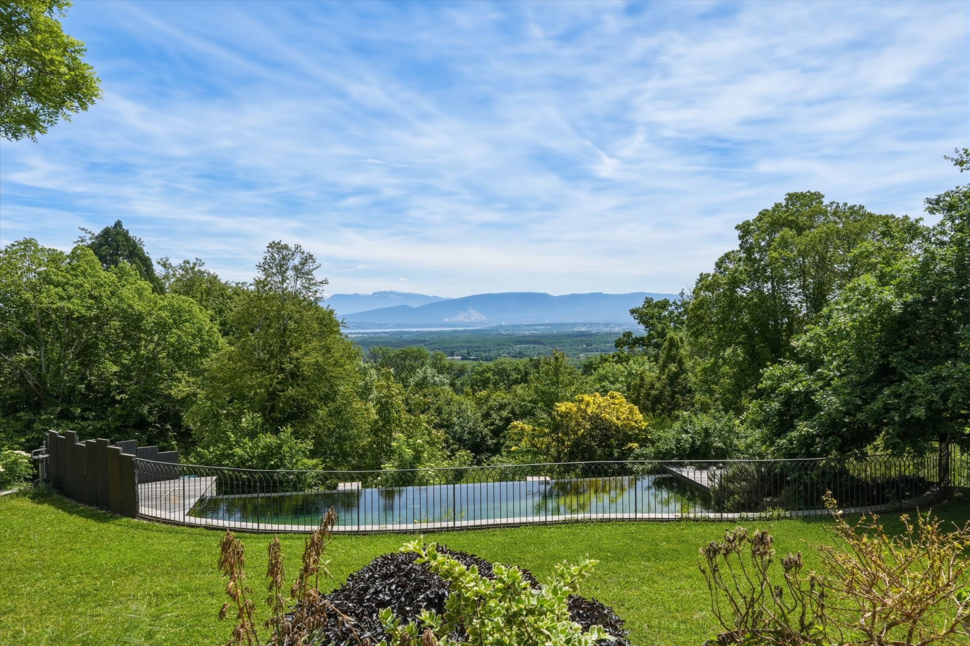 house 12 Rooms for sale on GRILLY (01220)