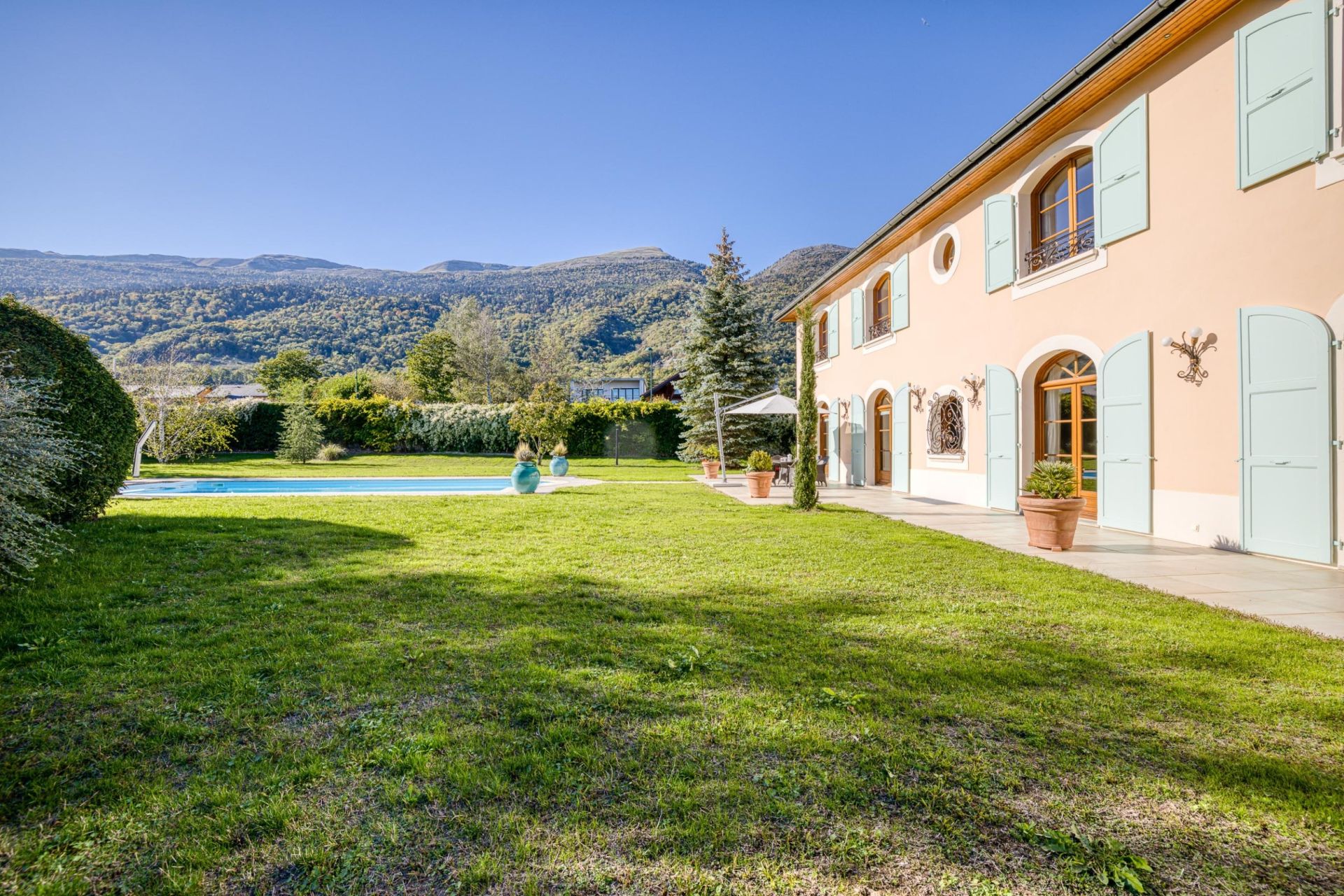 house 12 Rooms for sale on ECHENEVEX (01170)