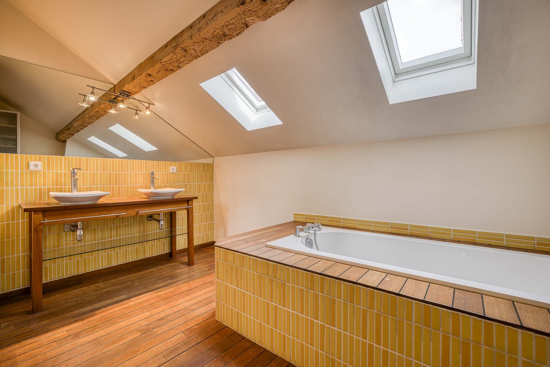 house 8 Rooms for sale on DIVONNE LES BAINS (01220)