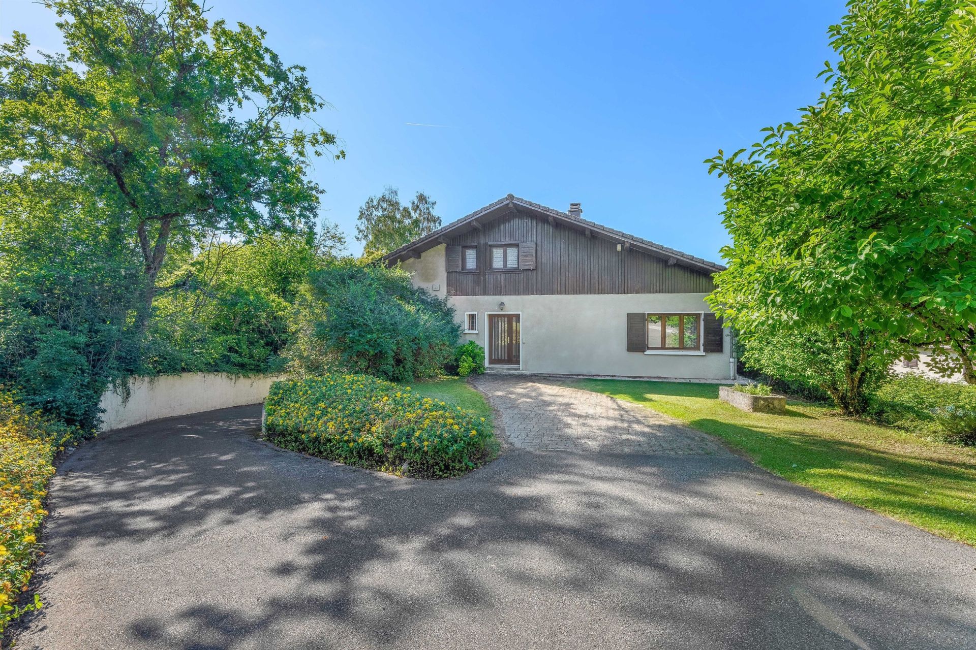 house 7 Rooms for sale on GRILLY (01220)