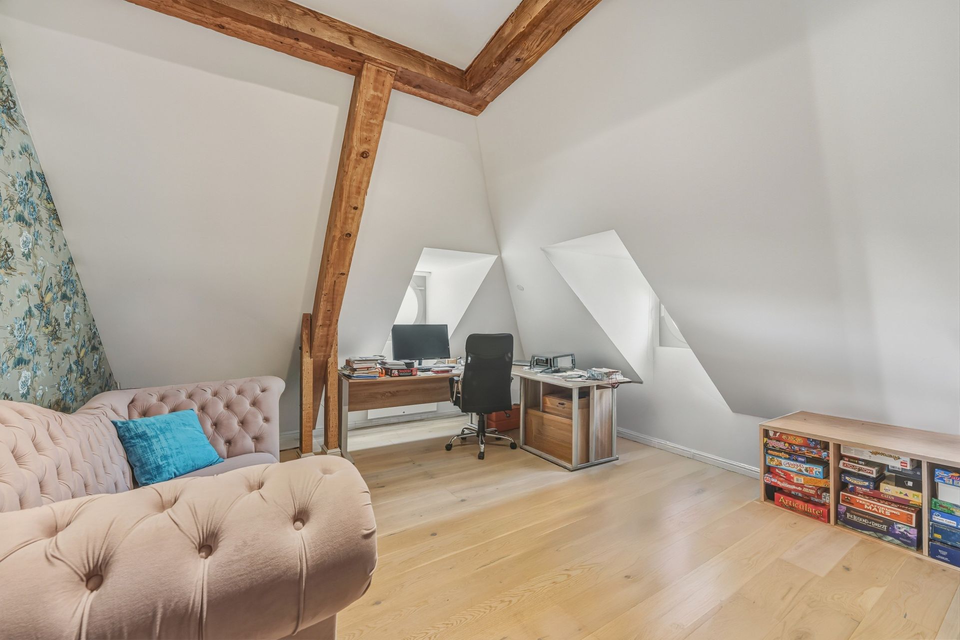 apartment 5 Rooms for sale on CHEVRY (01170)