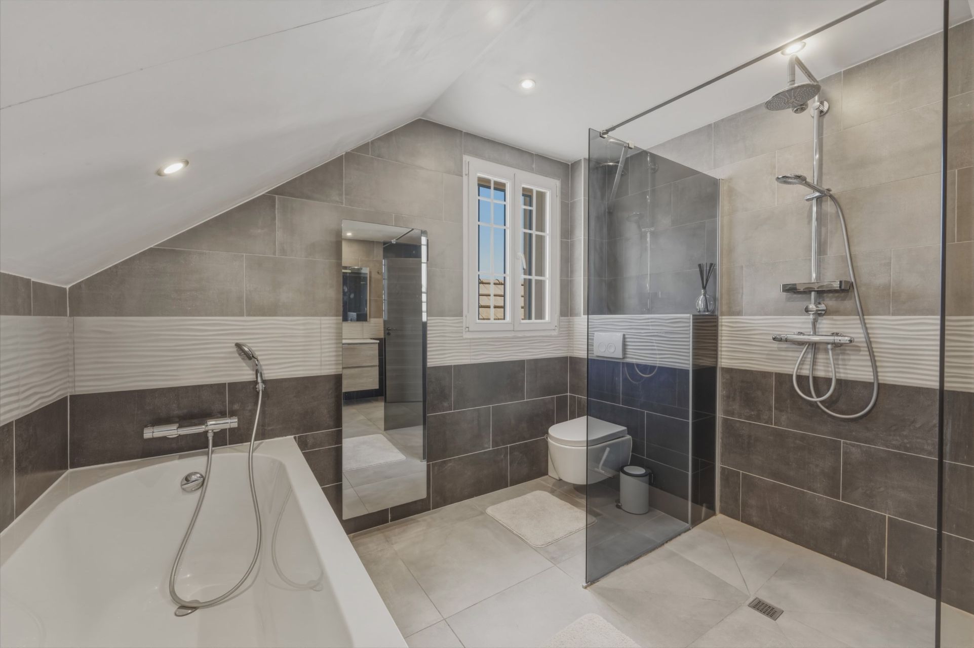 house 5 Rooms for sale on ST GENIS POUILLY (01630)
