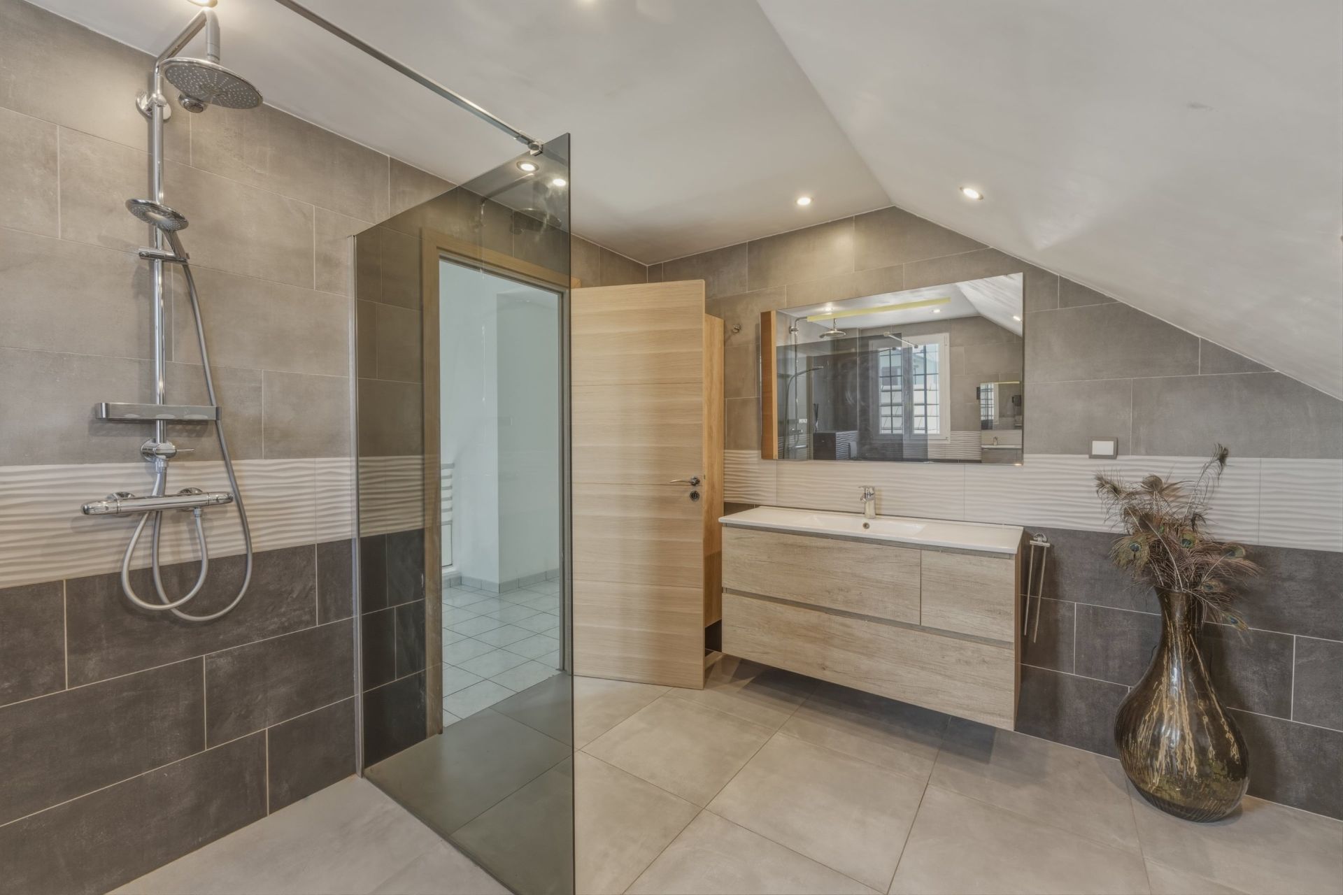 house 5 Rooms for sale on ST GENIS POUILLY (01630)