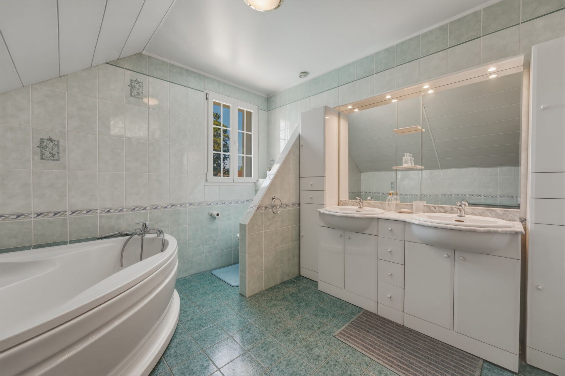 house 5 Rooms for sale on ST GENIS POUILLY (01630)