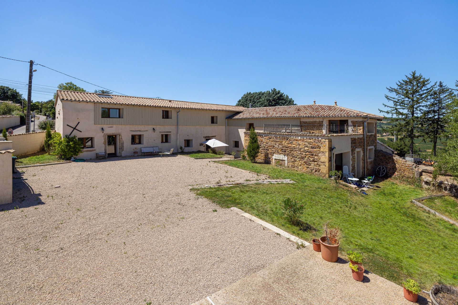 house 19 Rooms for sale on ST AMOUR BELLEVUE (71570)